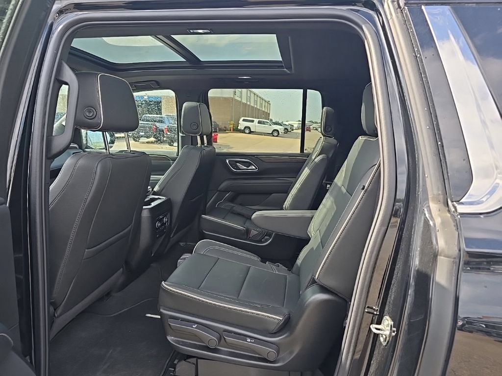 Used 2024 Chevrolet Suburban Premier AWD/4WD image 19