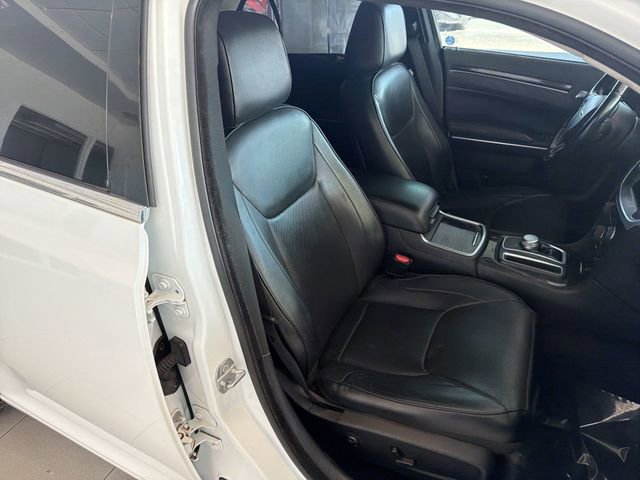 Used 2018 Chrysler 300 Limited image 18
