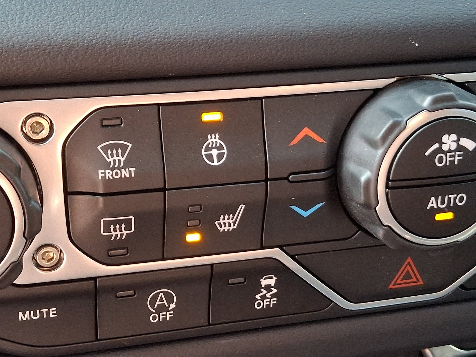 Used 2025 Jeep Gladiator Mojave w/ Safety Group AWD/4WD image 24