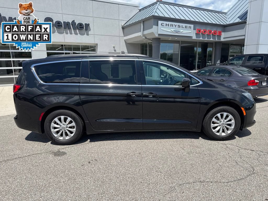 Used 2017 Chrysler Pacifica Touring FWD image 3