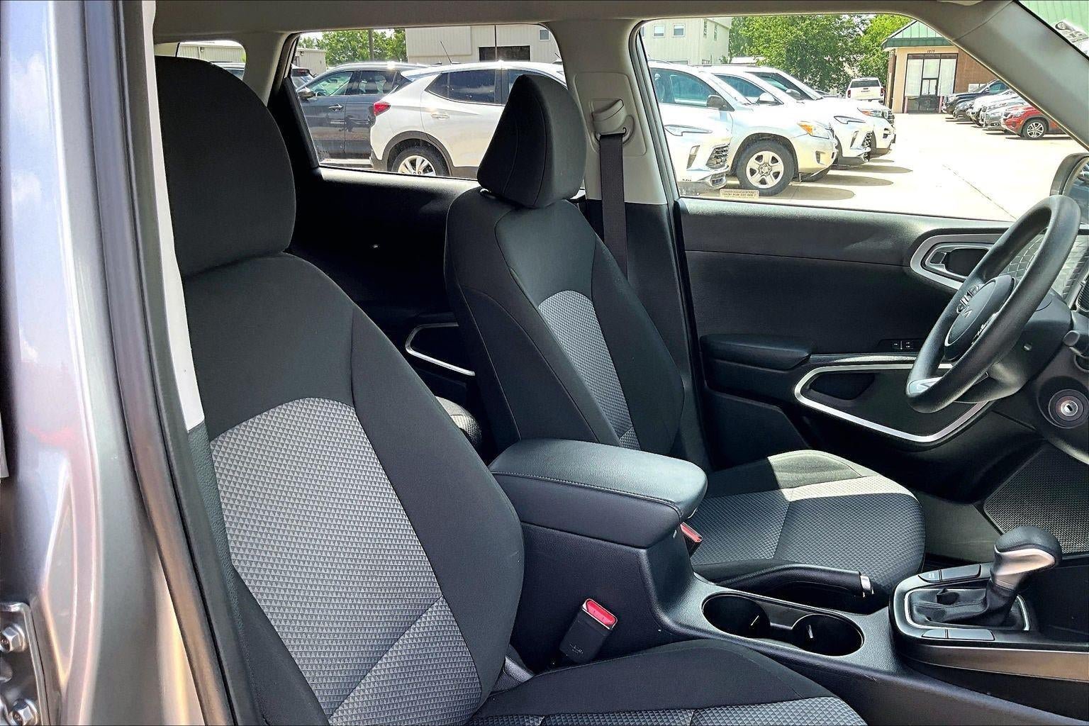 Used 2025 Kia Soul LX w/ LX Technology Package FWD image 29