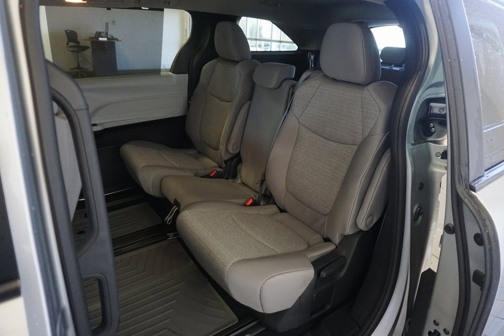 Used 2025 Toyota Sienna LE image 18