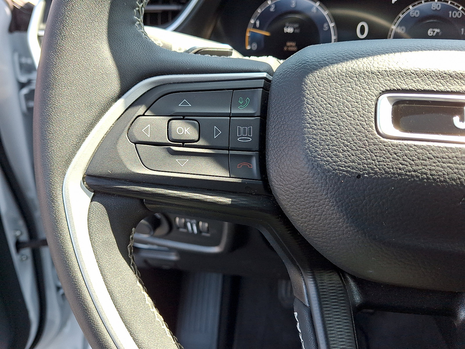 Used 2023 Jeep Grand Cherokee L Laredo AWD/4WD image 9