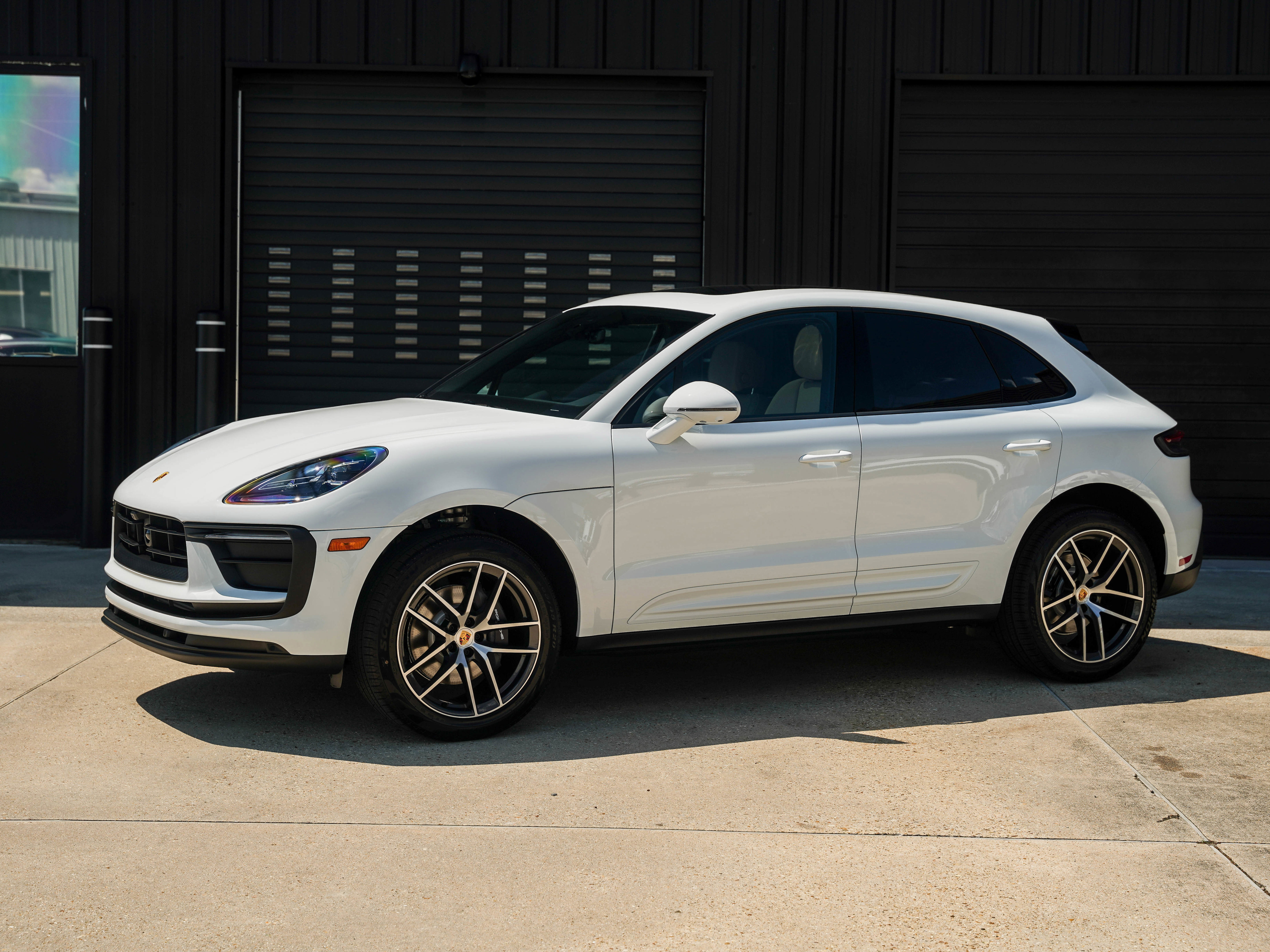 Certified 2025 Porsche Macan image 1
