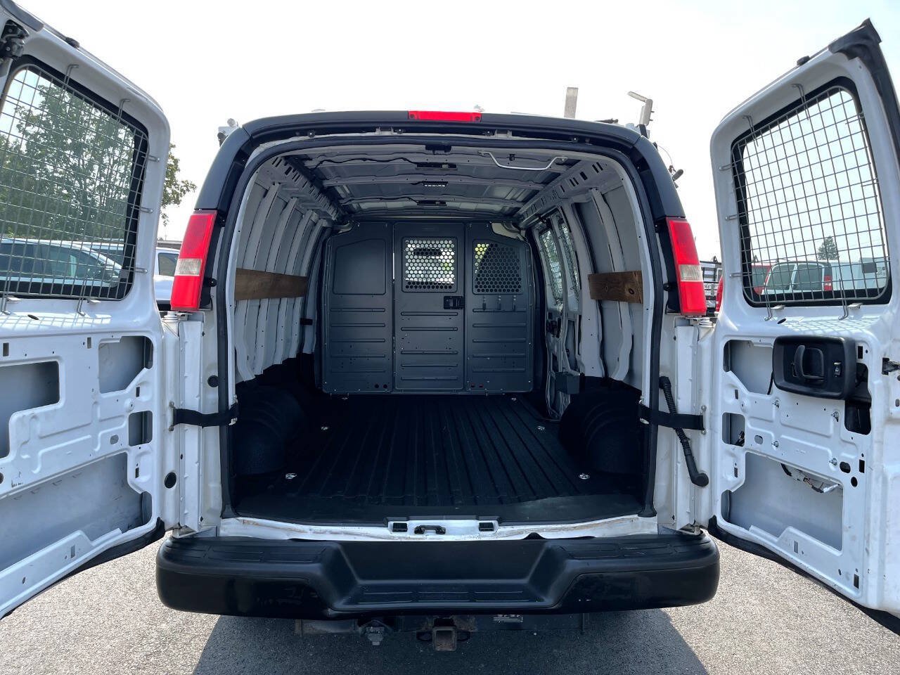 Used 2015 Chevrolet Express 2500 RWD image 20