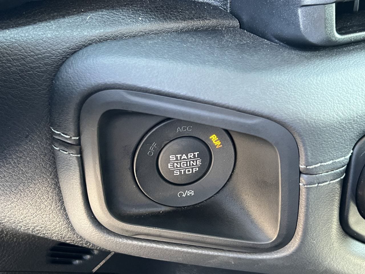 Used 2025 Jeep Gladiator Mojave AWD/4WD image 23