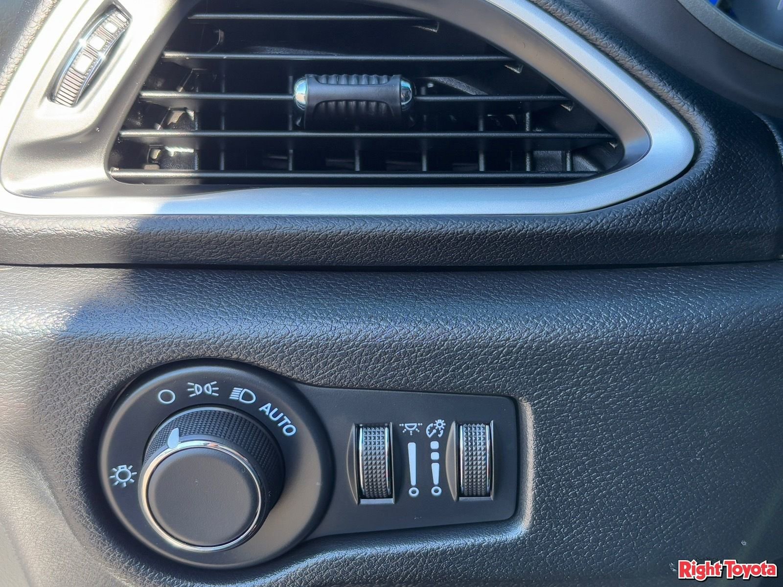 Used 2025 Chrysler Voyager LX image 30