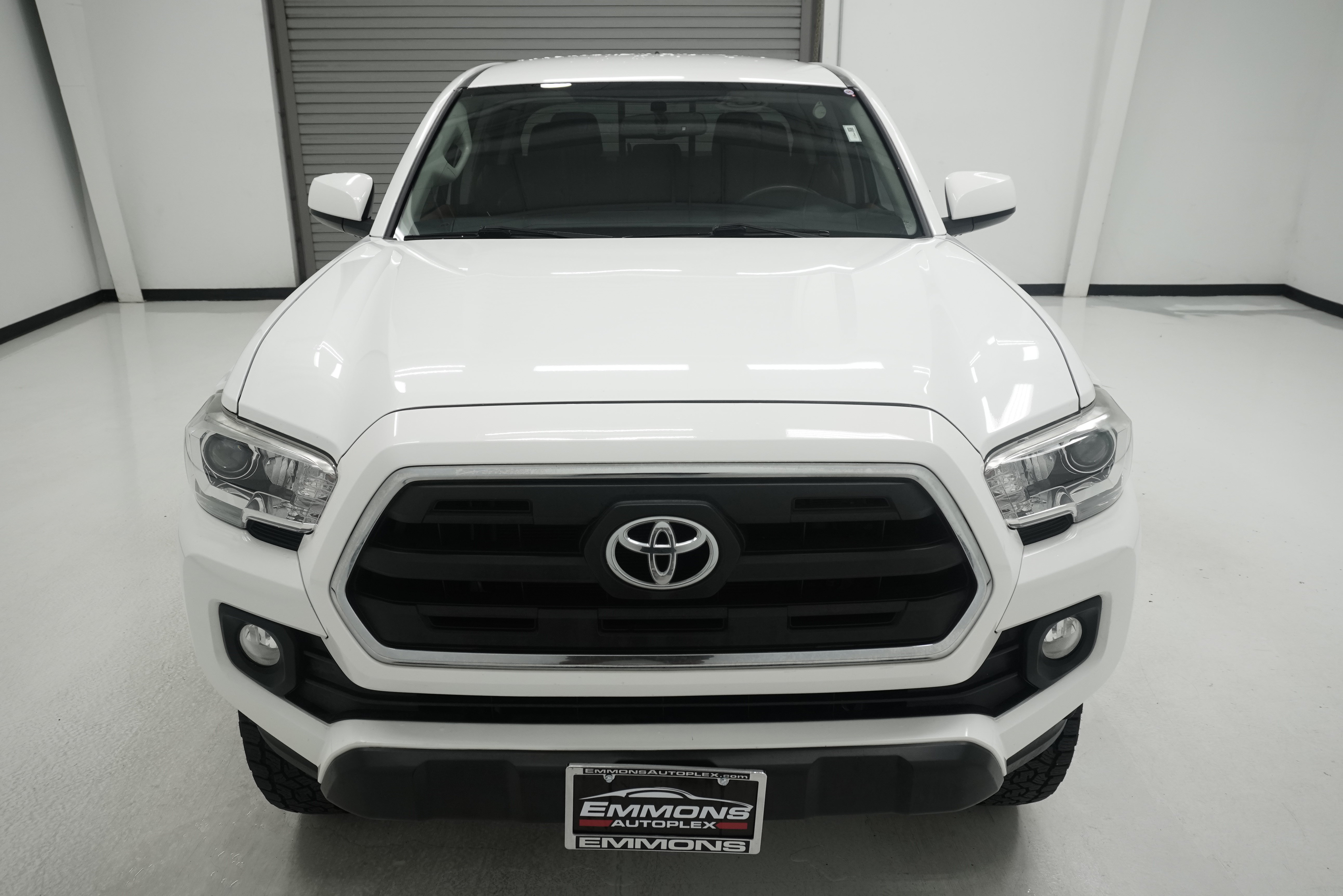 Used 2017 Toyota Tacoma SR5 w/ Tow Package RWD image 2