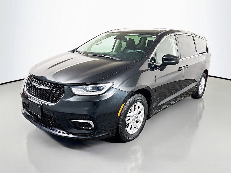 Used 2023 Chrysler Pacifica Touring-L image 3