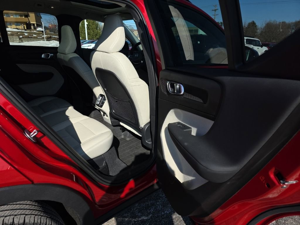 Used 2023 Volvo XC40 B5 Plus w/ Climate Package image 8