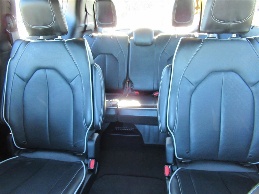 Used 2025 Chrysler Pacifica Limited image 14