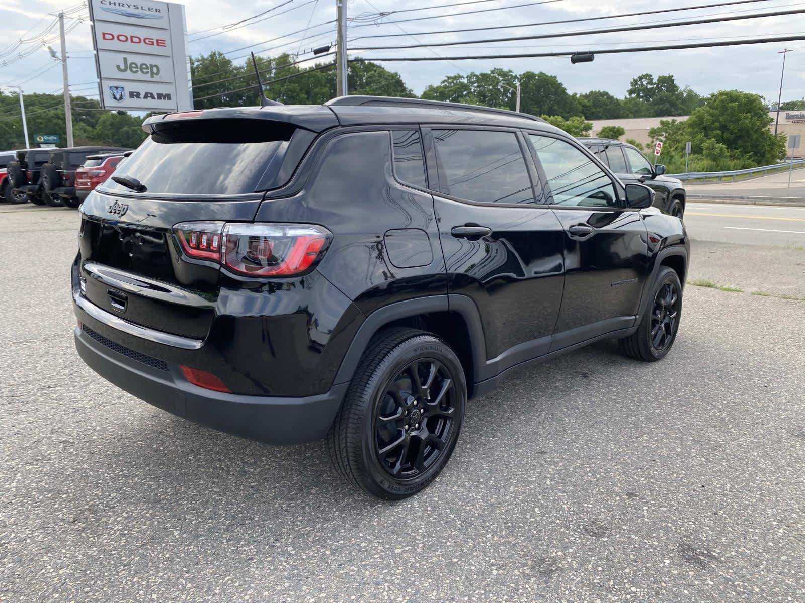 Used 2026 Jeep Compass Latitude AWD/4WD image 3