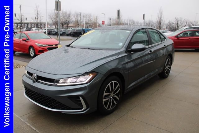 Used 2025 Volkswagen Jetta SE image 3