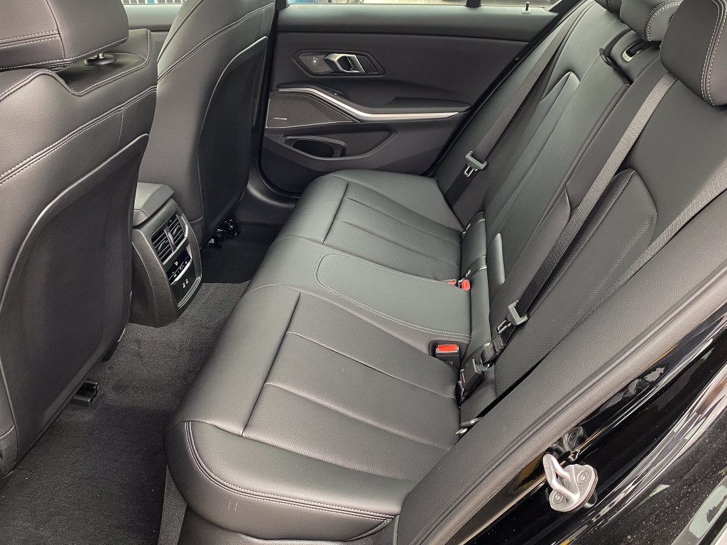 New 2026 BMW 330i xDrive Sedan w/ M Sport Package AWD/4WD image 32