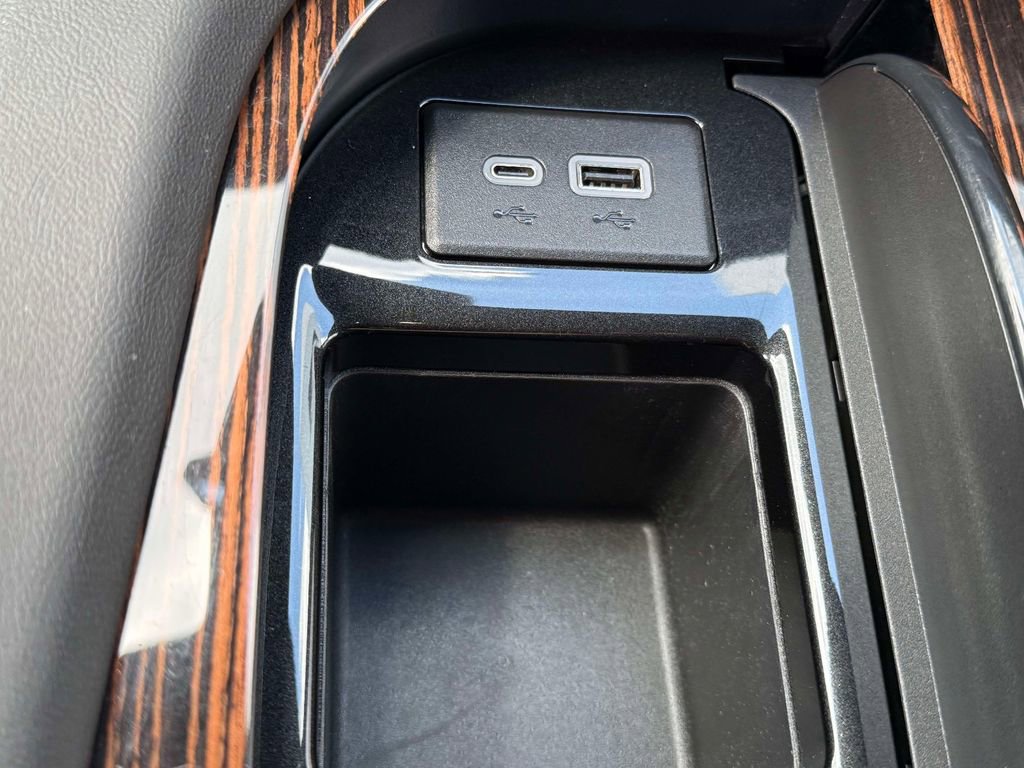 Used 2024 Cadillac Escalade ESV Luxury AWD/4WD image 24