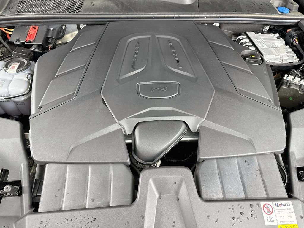 Certified 2024 Porsche Cayenne AWD/4WD image 31