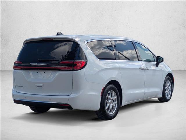 Used 2023 Chrysler Pacifica Touring-L FWD image 5