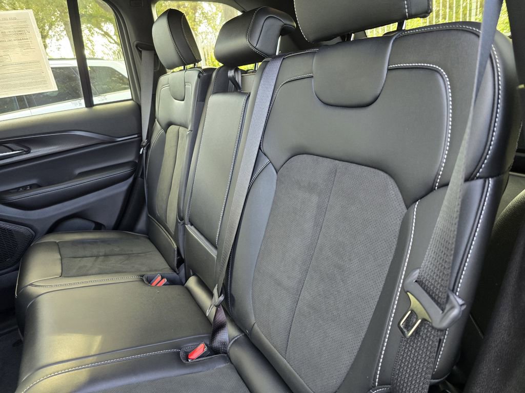 Used 2025 Jeep Grand Cherokee Altitude image 10