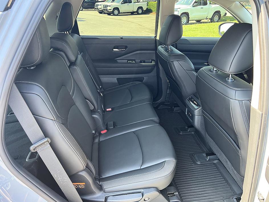 Certified 2025 Nissan Pathfinder SL FWD image 16