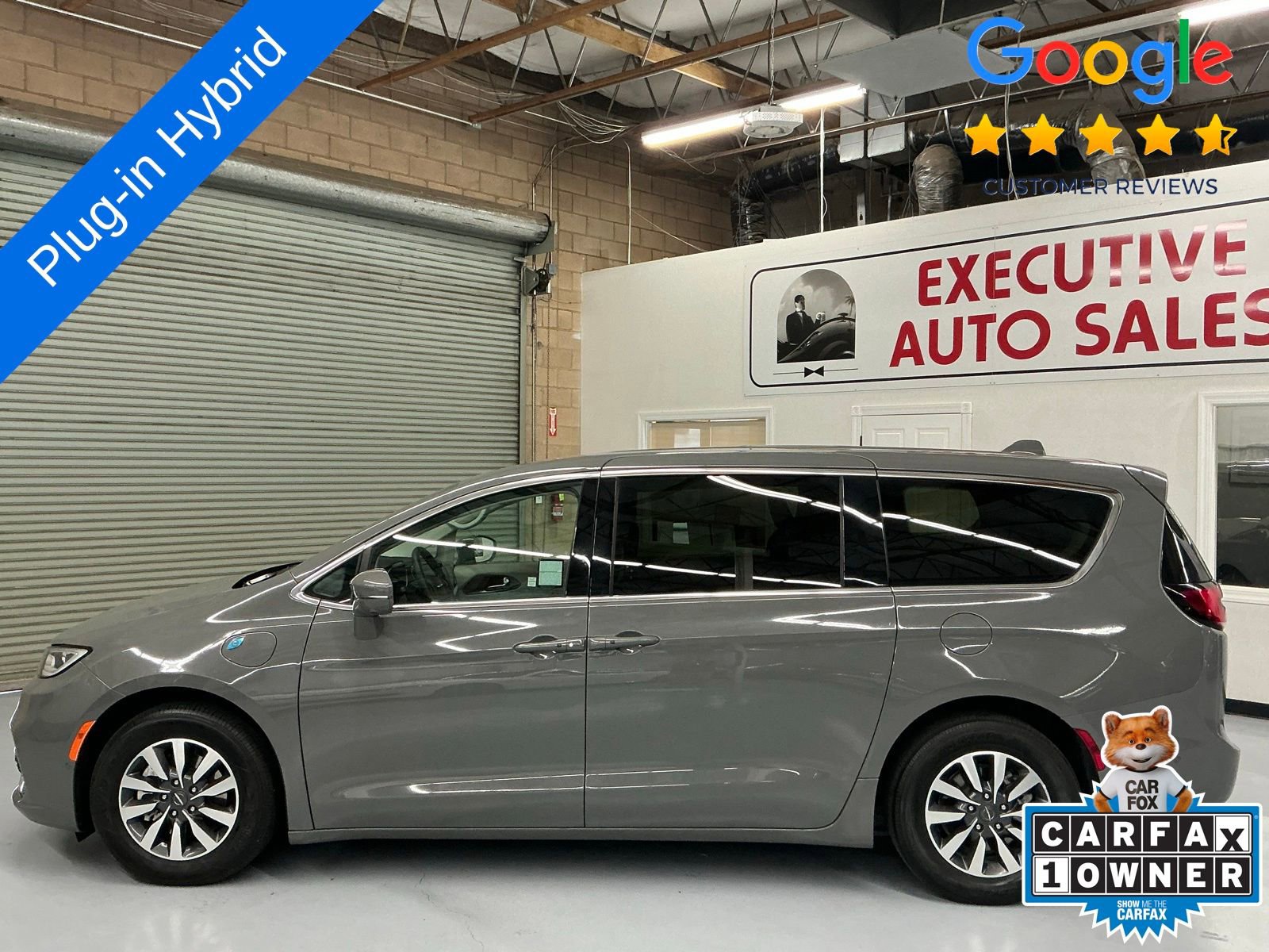 Used 2022 Chrysler Pacifica Touring-L w/ Uconnect Theater Family Group image 8