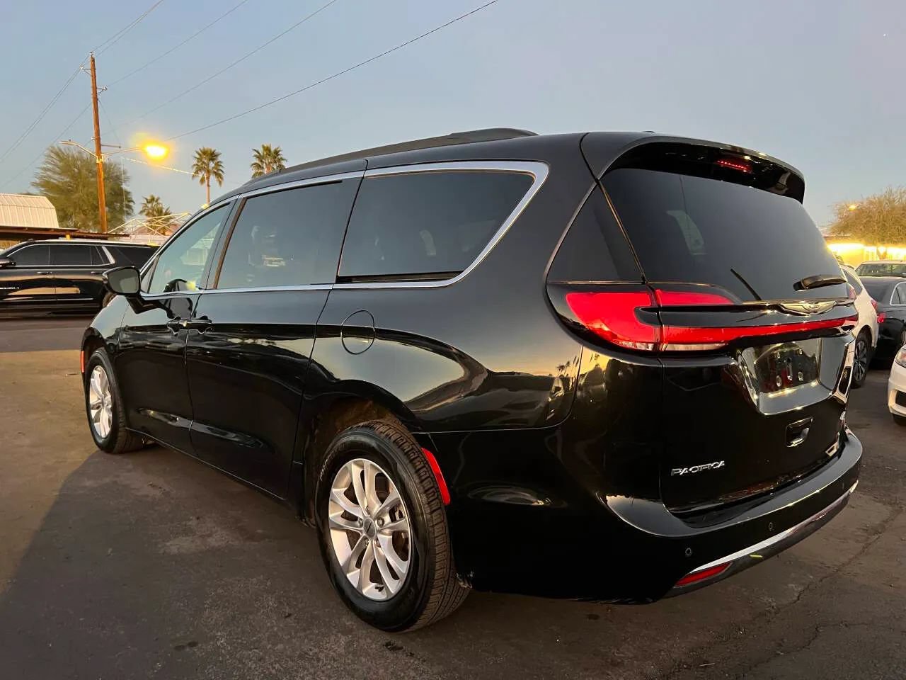 Used 2022 Chrysler Pacifica Touring AWD/4WD image 3