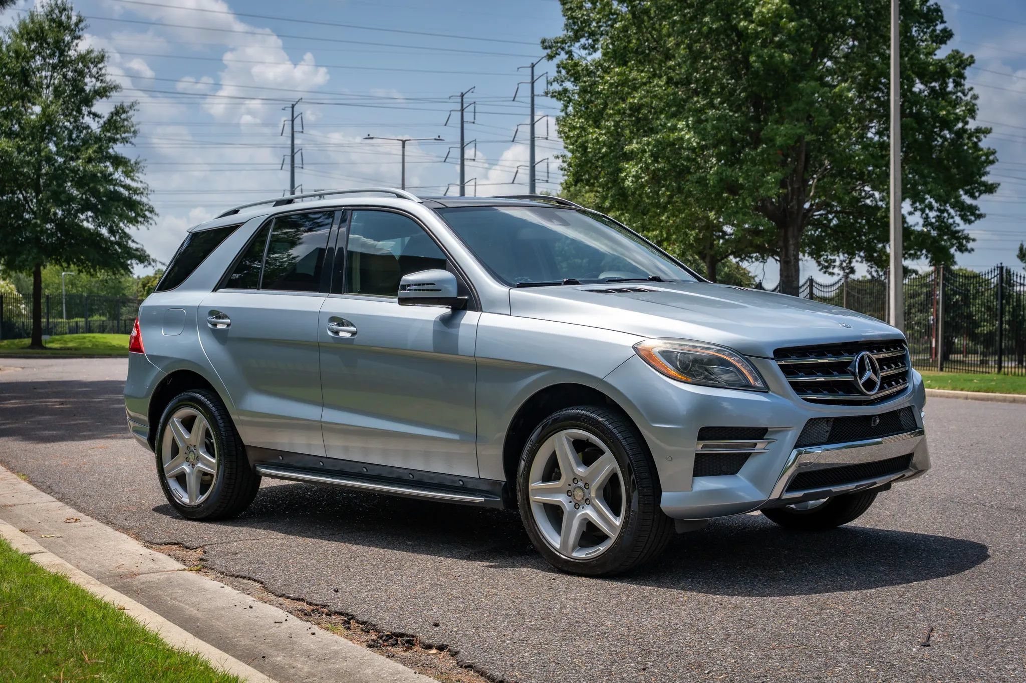 Used 2015 Mercedes-Benz ML 400 4MATIC w/ Lighting Package image 4