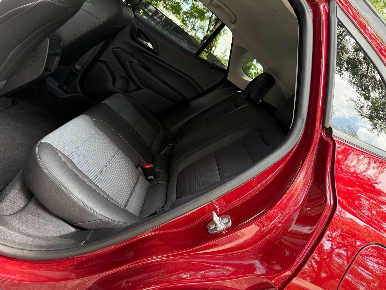 Used 2025 Chevrolet Trax LT FWD image 23