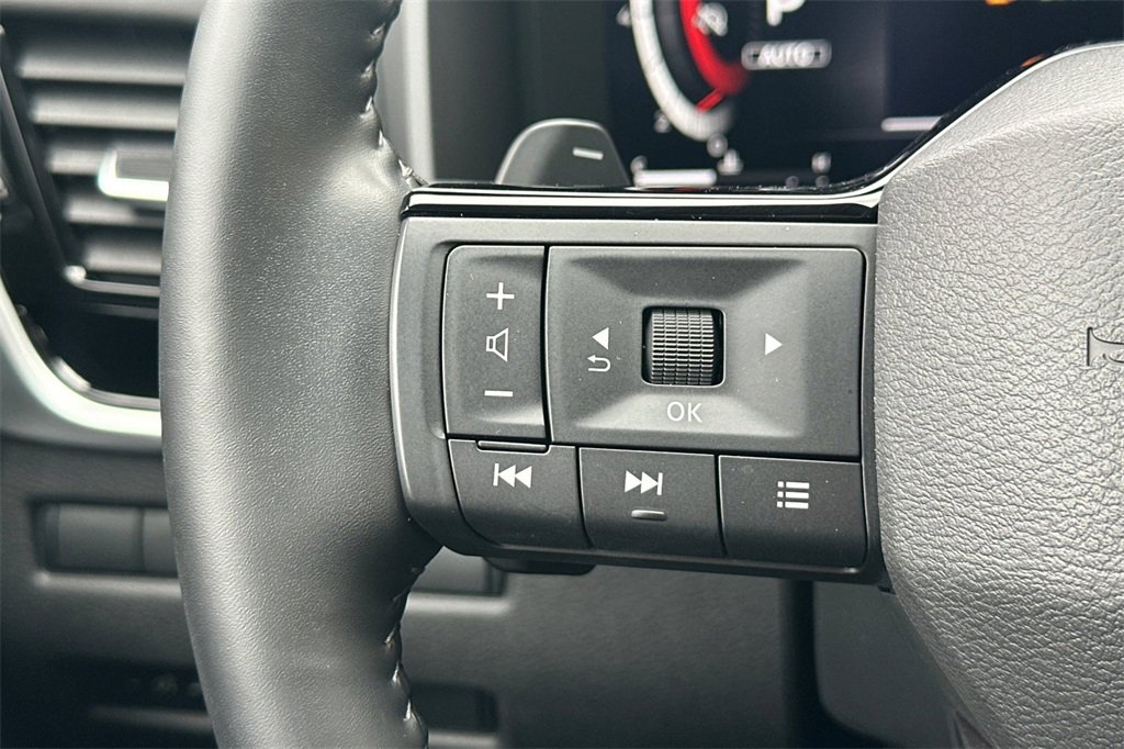 Used 2025 Nissan Rogue SL image 28