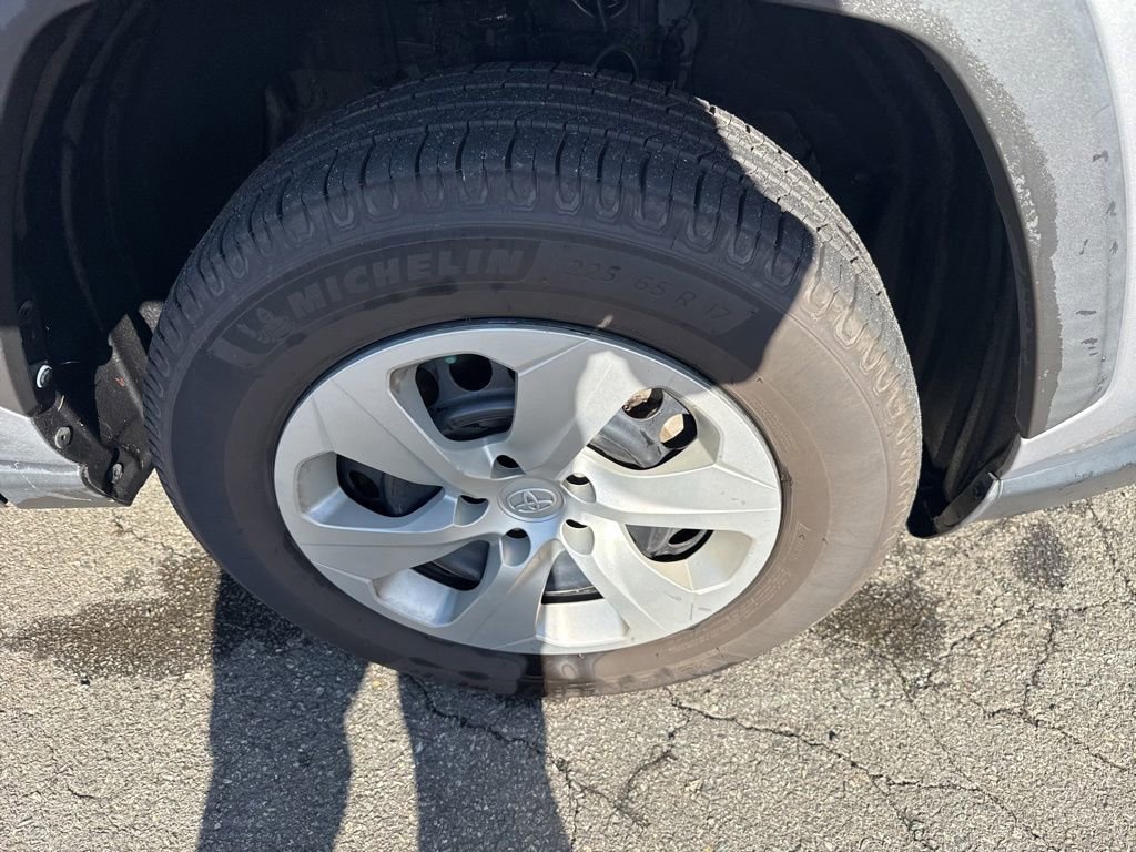 Used 2021 Toyota RAV4 LE image 28