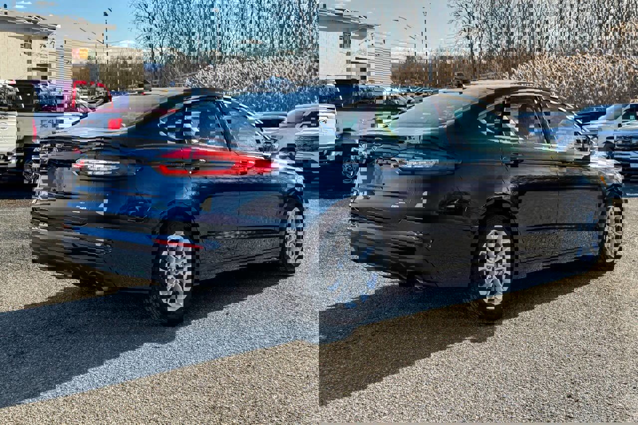 Used 2020 Ford Fusion SE image 3