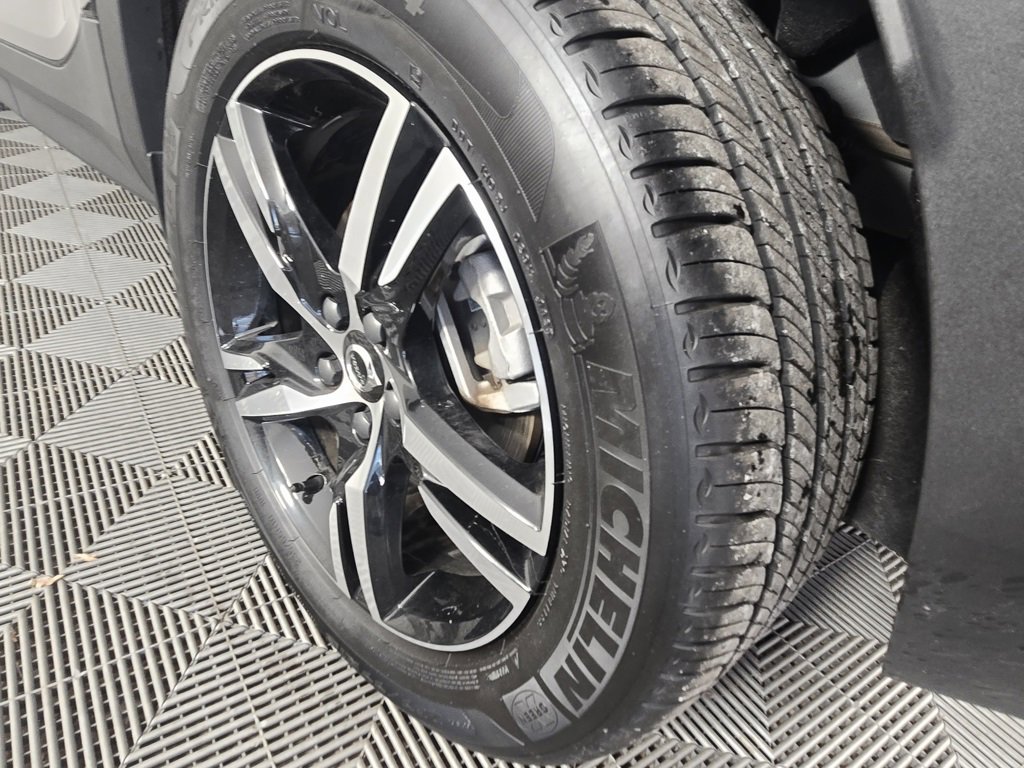 Certified 2025 Volvo XC40 B5 Core image 13