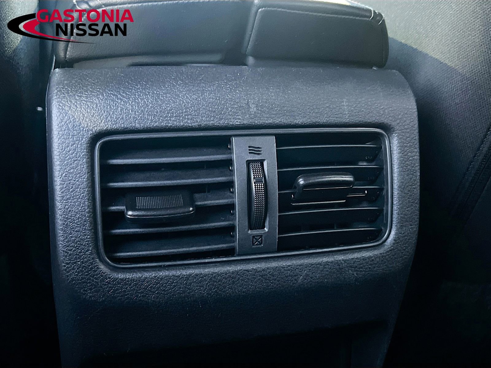 Used 2024 Nissan Rogue S image 32