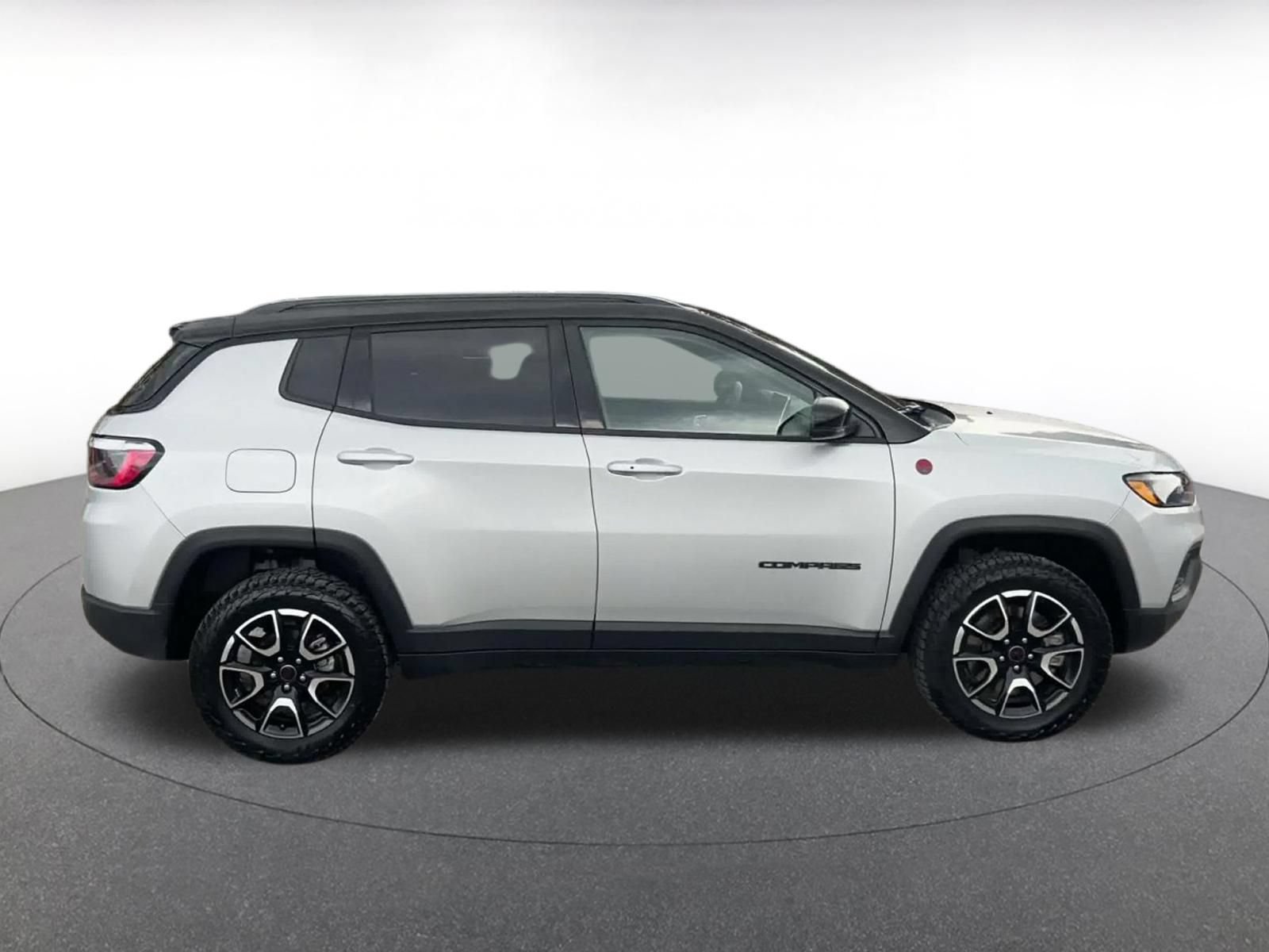Used 2025 Jeep Compass Trailhawk AWD/4WD image 16