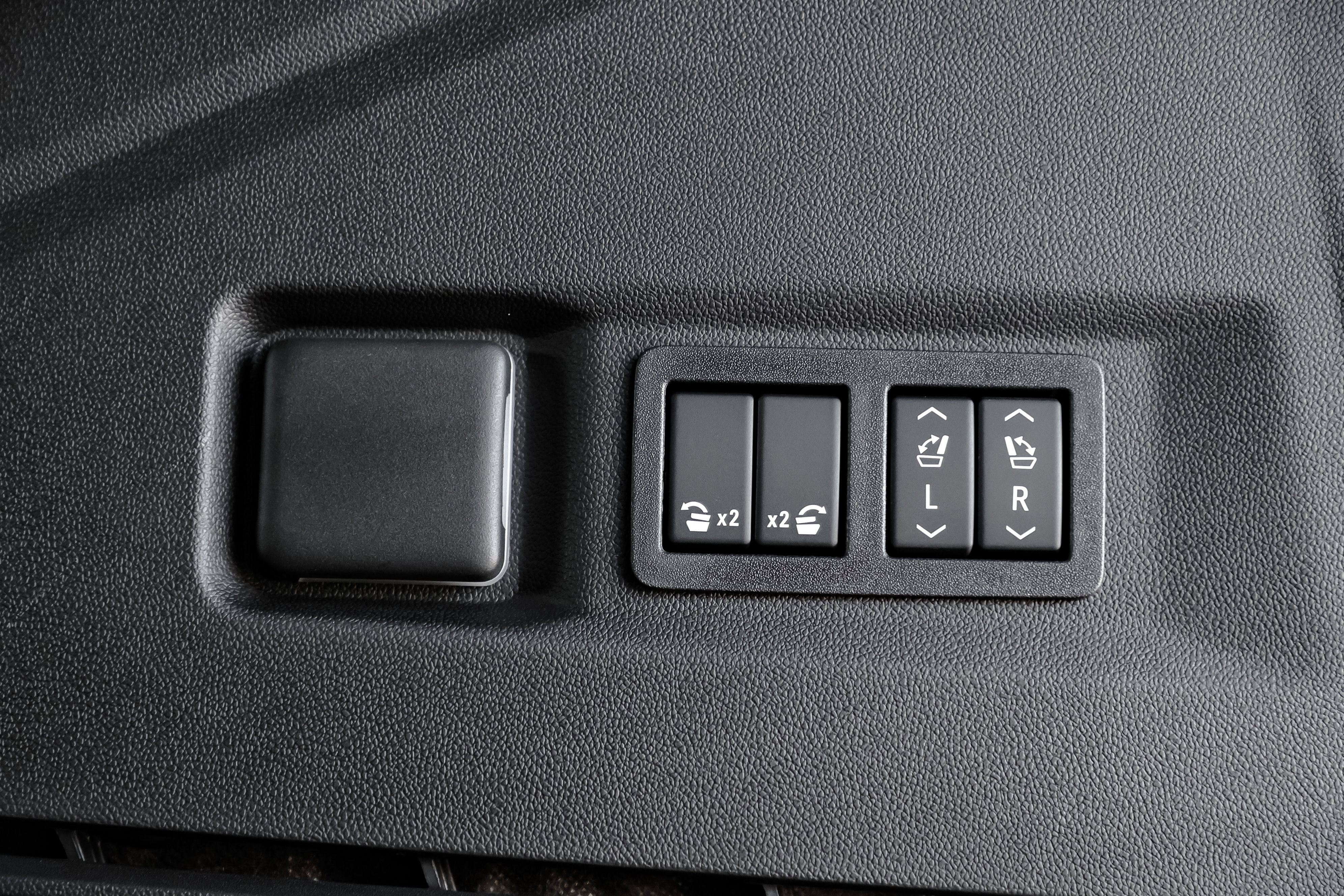 New 2026 GMC Yukon Denali w/ Sun & Power Step Package image 10