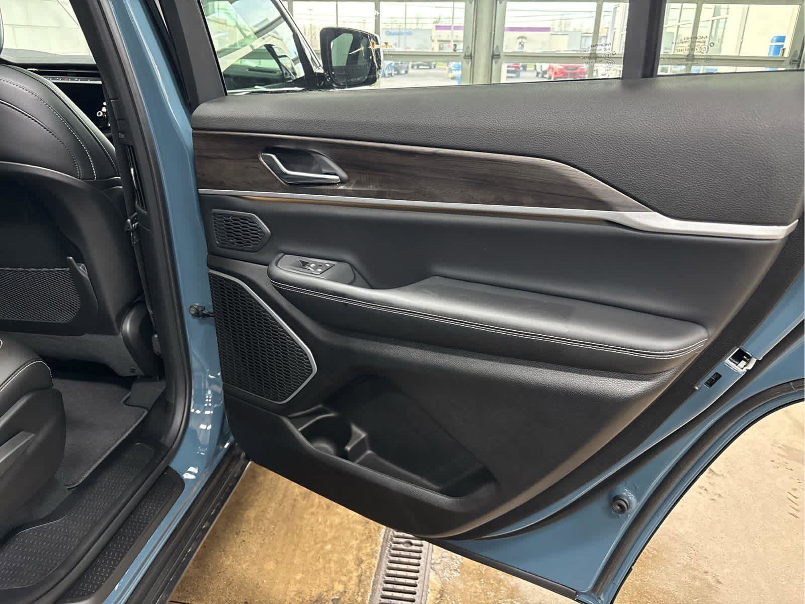 New 2026 Jeep Grand Cherokee L Limited w/ Luxury Tech Group II image 32