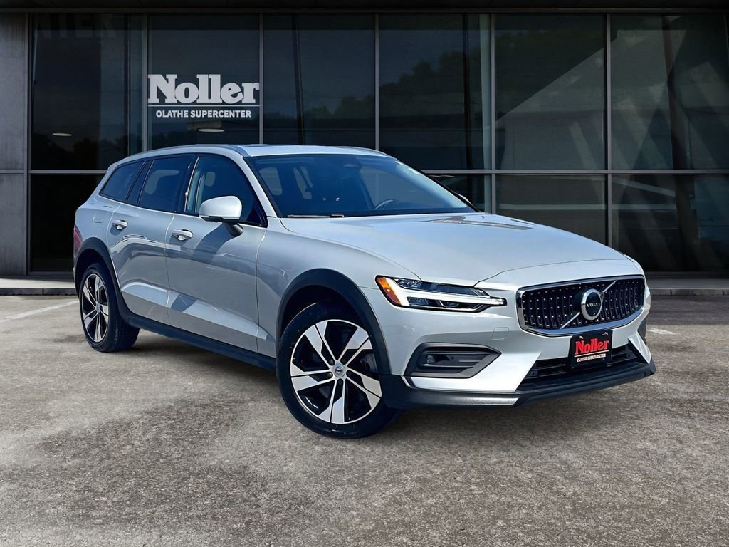 Used 2024 Volvo V60 B5 Cross Country Plus image 12