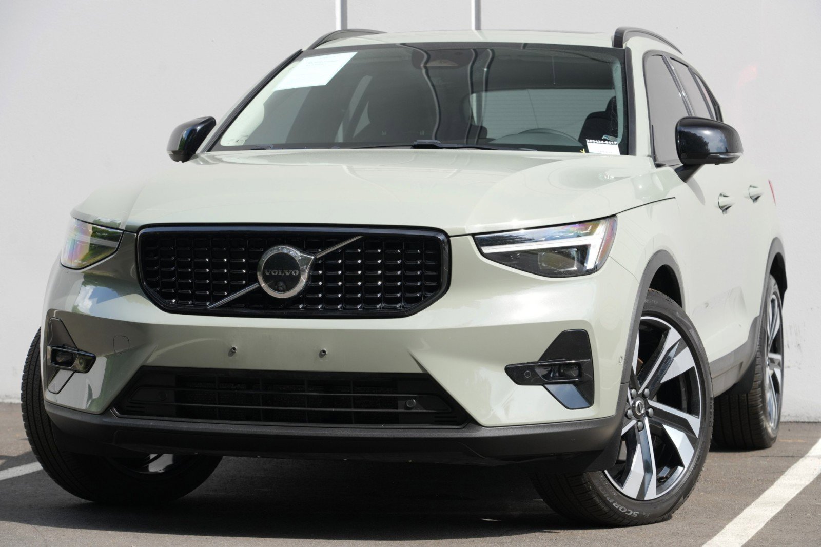 Used 2024 Volvo XC40 B5 Ultimate w/ Climate Package AWD/4WD image 3