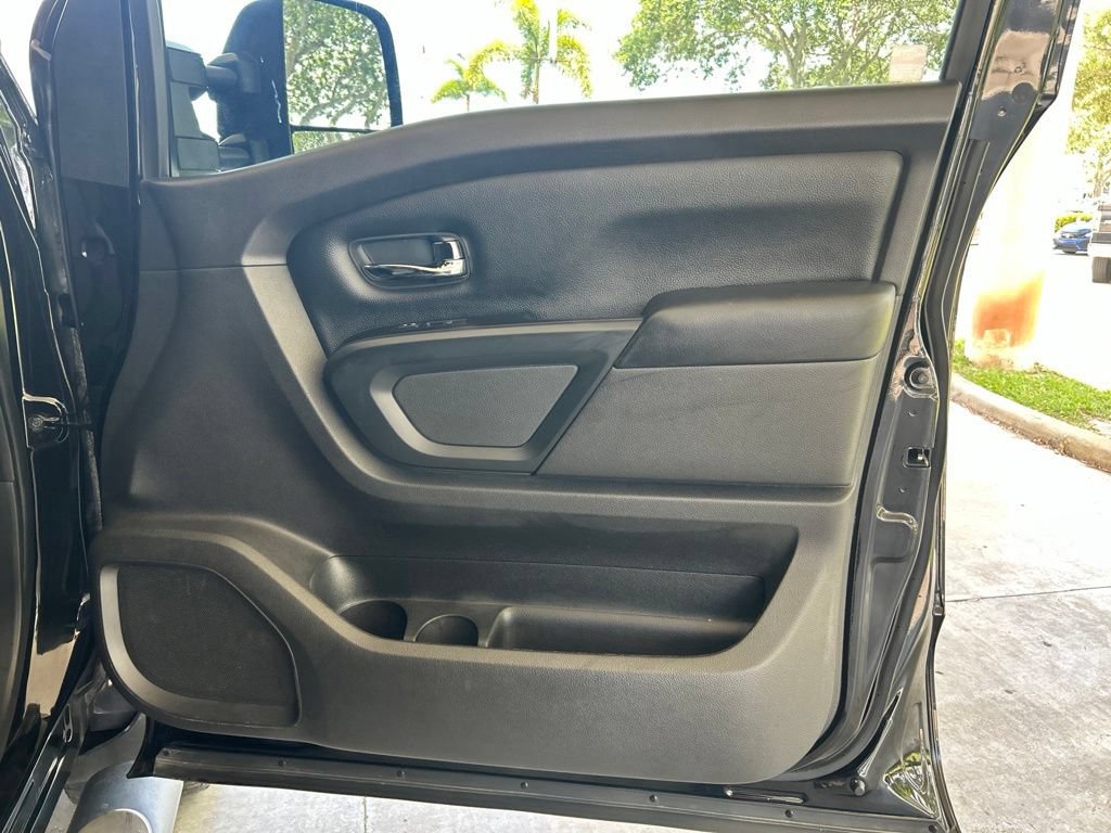 Used 2018 Nissan Titan SV w/ SV Convenience Package AWD/4WD image 30