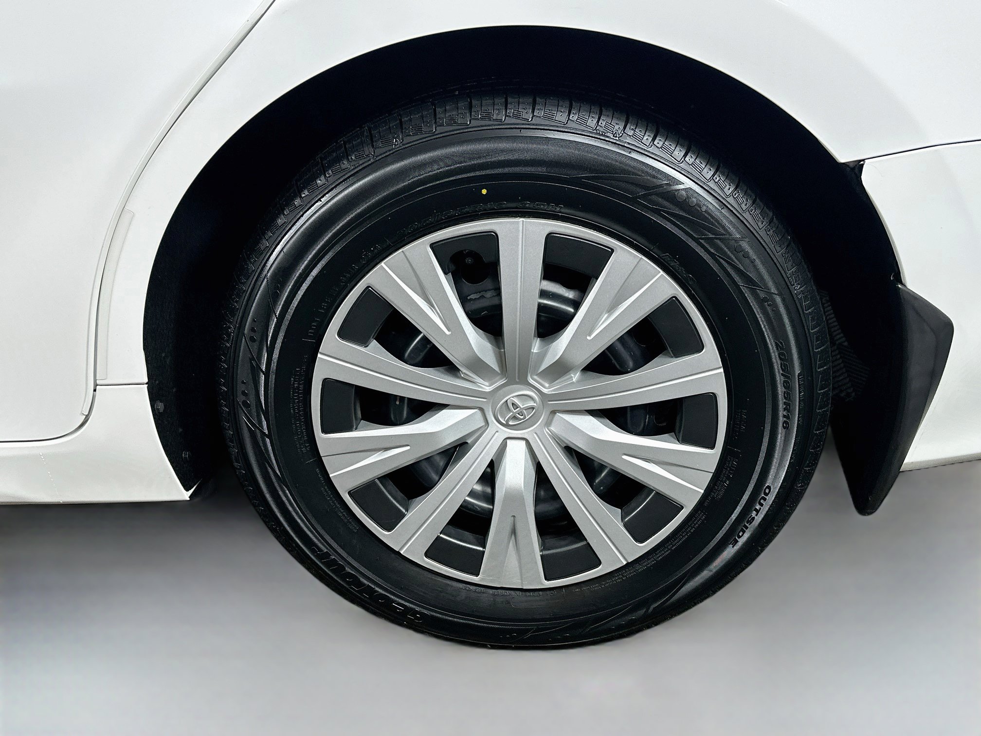 Used 2018 Toyota Camry LE FWD image 29