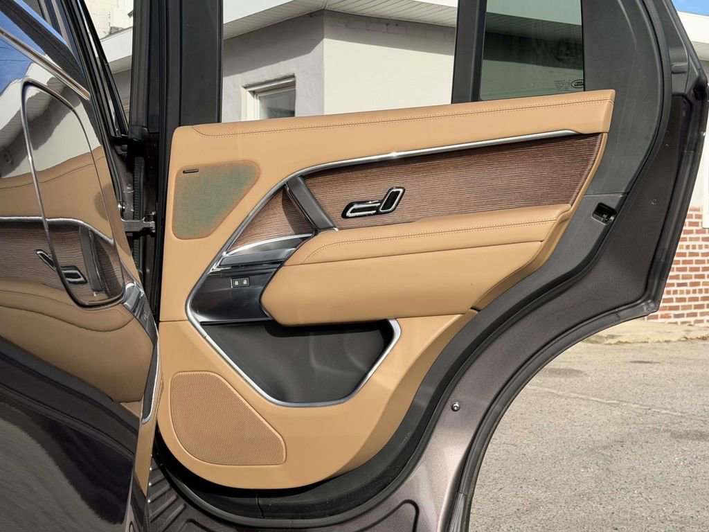Used 2025 Land Rover Range Rover SE image 16