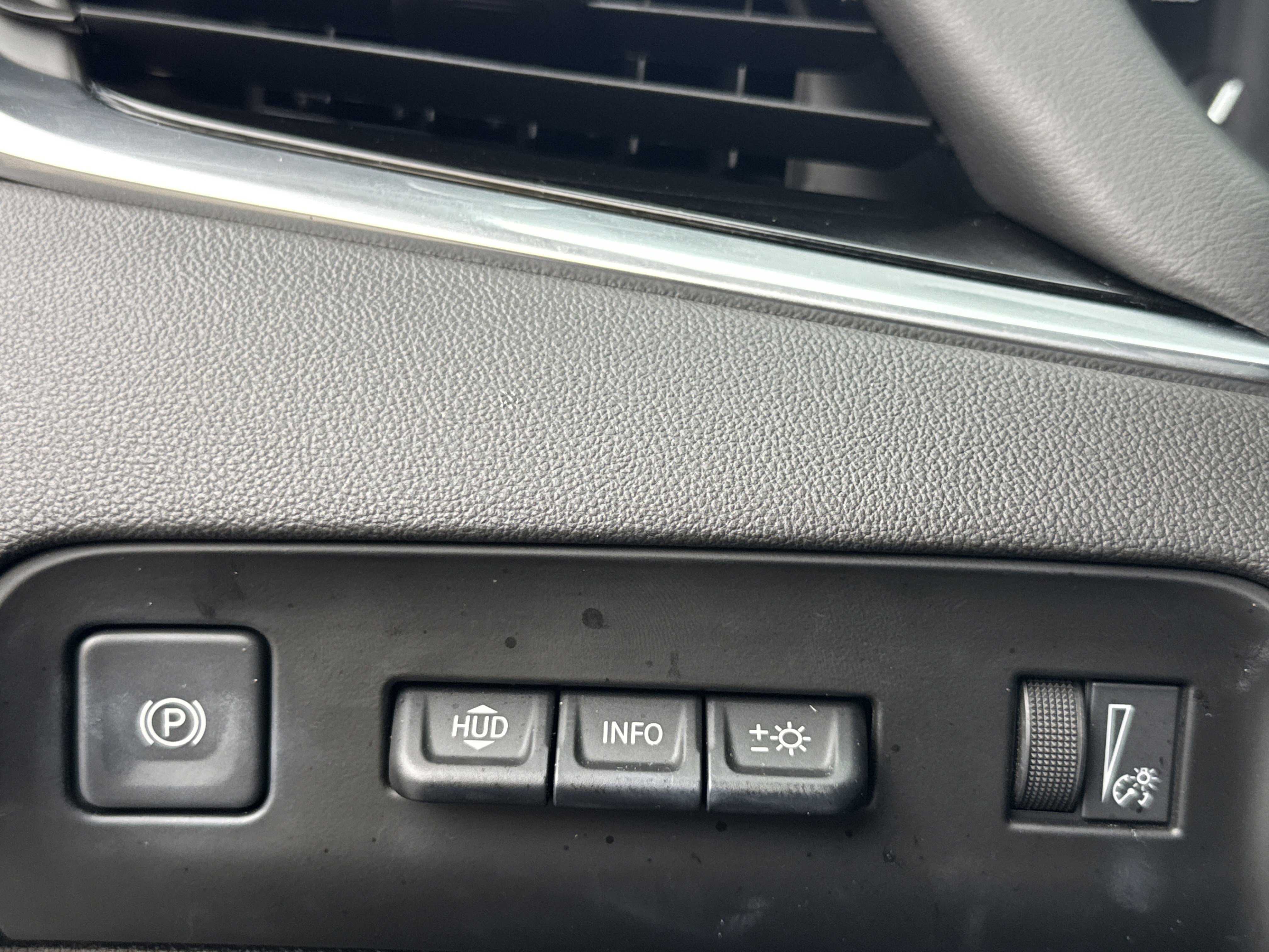 Used 2022 Buick Enclave Avenir w/ Avenir Technology Package image 17