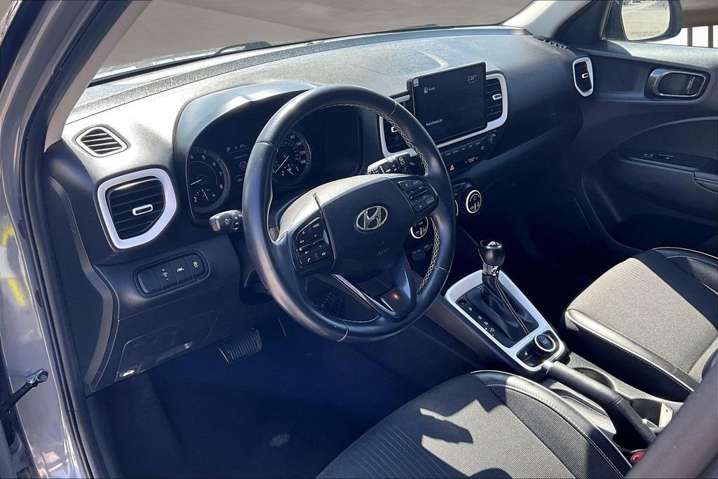 Used 2022 Hyundai Venue Limited FWD image 16