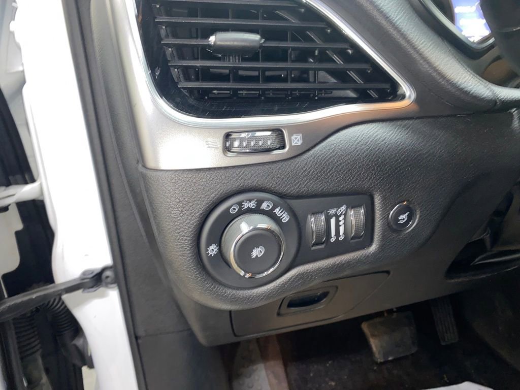 Used 2019 Jeep Cherokee Limited image 27