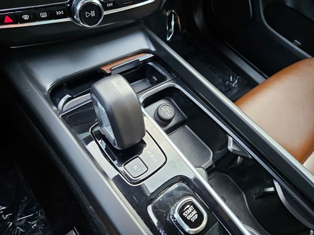 Certified 2023 Volvo XC60 B5 Plus AWD/4WD image 32