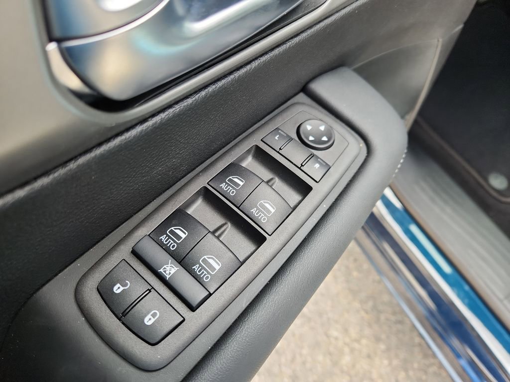 New 2025 Chrysler Pacifica Select w/ Uconnect Theater Family Group image 11