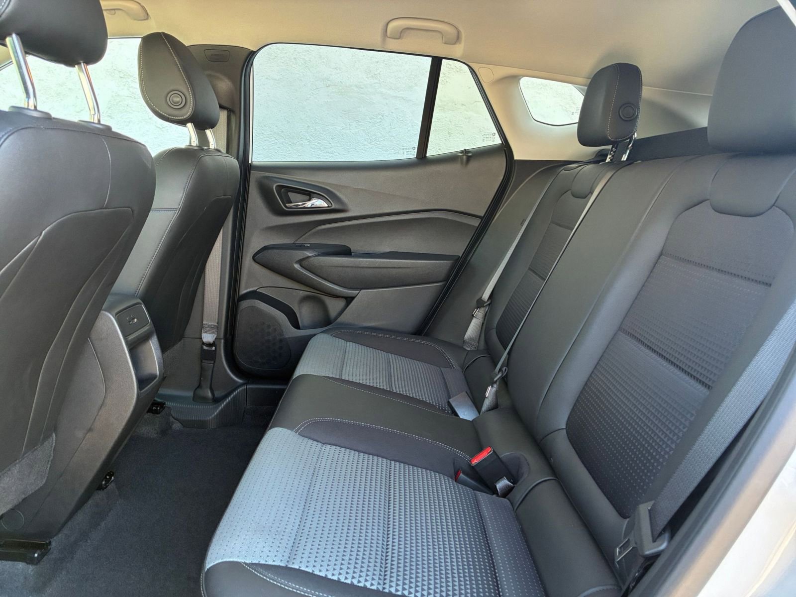 Used 2025 Chevrolet Trax LT w/ LT Convenience Package image 24