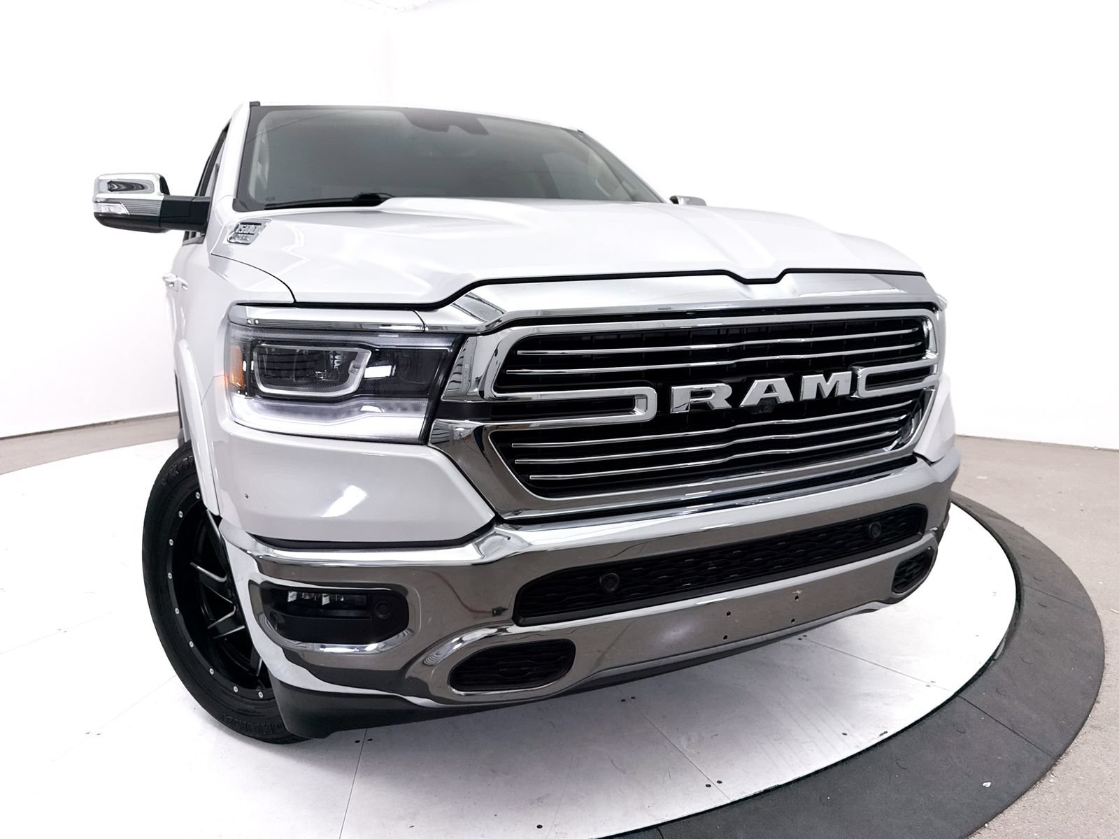 Used 2019 RAM 1500 Laramie AWD/4WD image 6