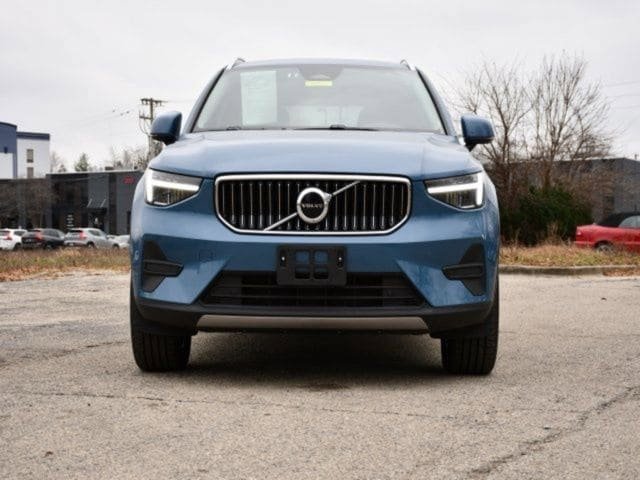 Certified 2025 Volvo XC40 B5 Core AWD/4WD image 2