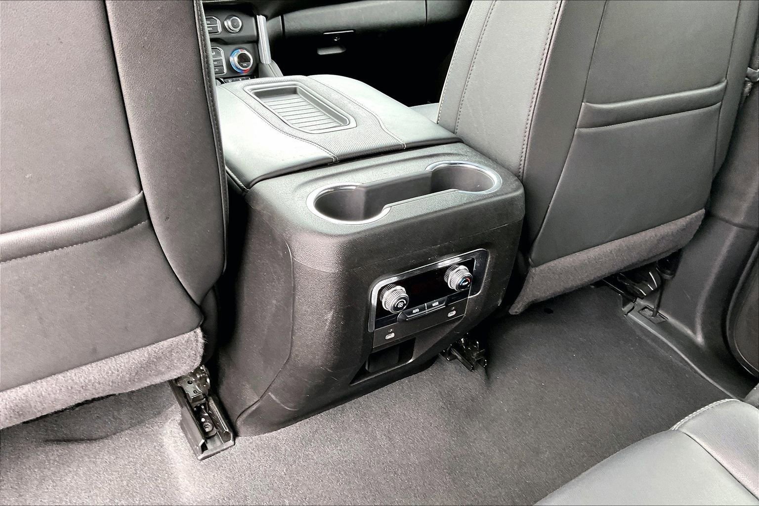 Used 2024 GMC Yukon XL SLT image 10