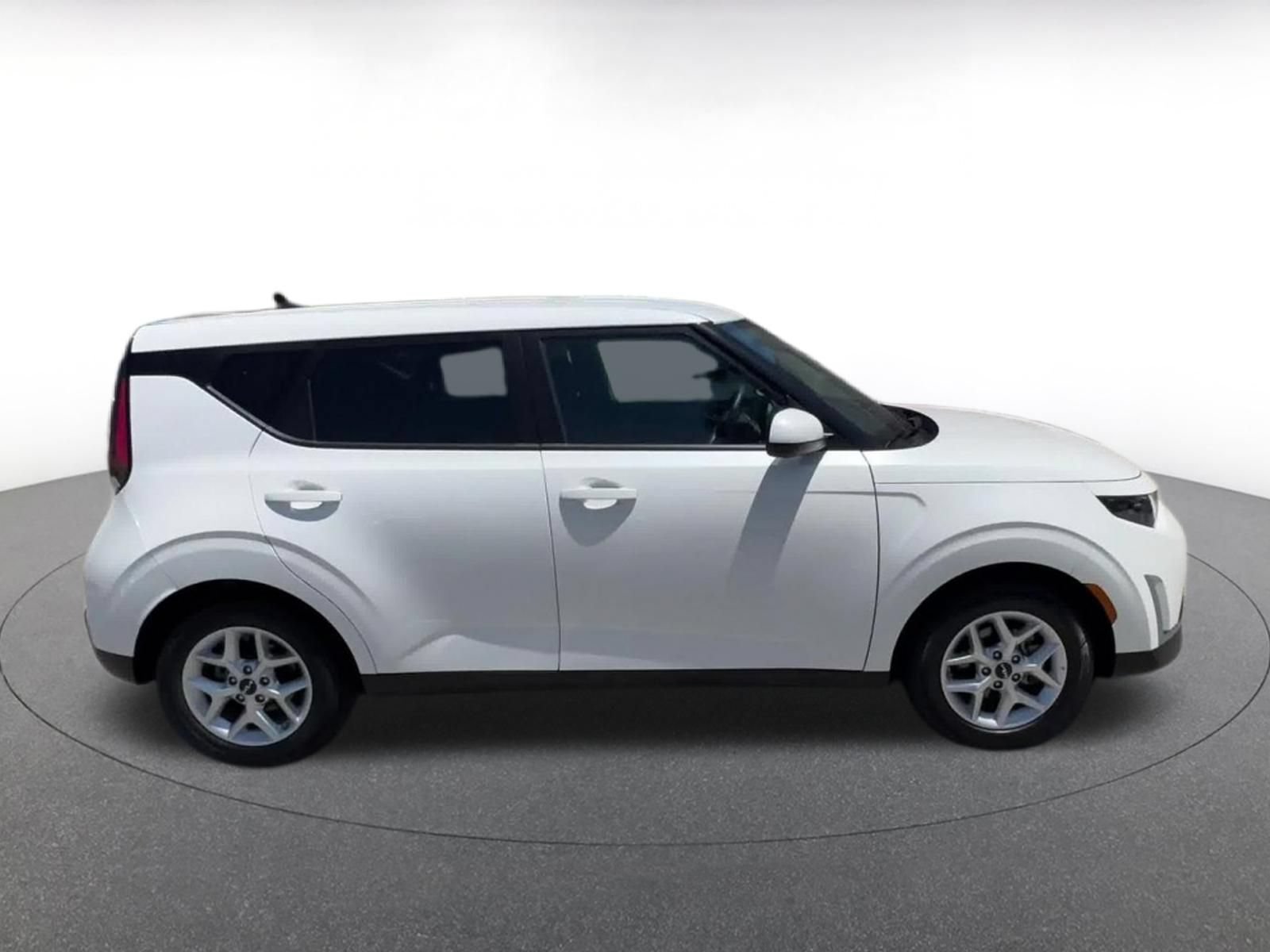 Used 2025 Kia Soul LX w/ LX Technology Package FWD image 16